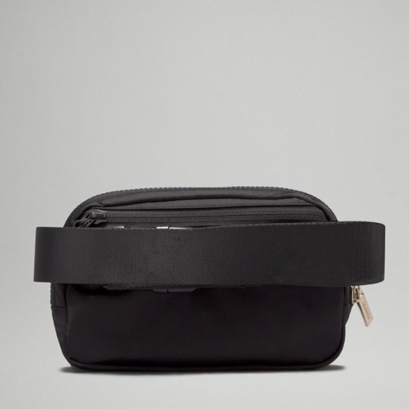 NWT NEW Rare Lululemon Everywhere Belt Bag  Black/Gold w/proof of purchase! - Picture 4 of 11